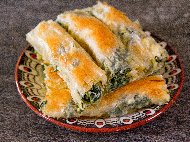 Вита баница от готови кори със спанак, пресен лук, извара и майонеза